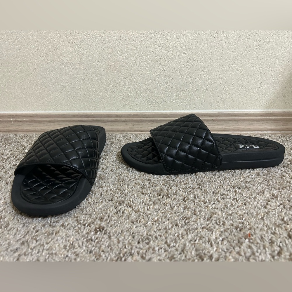 APL Women's Lusso Slide Size 9 Black Leather Sandals Slides Quilted SlipOn Nappa